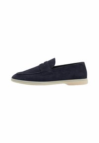 Mocassini in suede blu navy con suola piatta in gomma color crema, caratterizzati da una punta rotonda e un semplice dettaglio a fascetta nella parte anteriore.