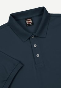 Marineblaues kurzärmeliges Poloshirt mit geripptem Kragen, drei Knöpfen und "COLMAR Originals" Label innen am Kragen.