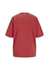 Rød oversized T-skjorte laget av myk stoff, med rund hals og korte ermer. Bakfra vises et rent, uornamentert design.