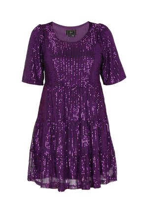 Paarse paillettenjurk met een ronde halslijn, korte pofmouwen en een gelaagd rokkdesign. Beschikt over een glanzend, gestructureerd oppervlak.