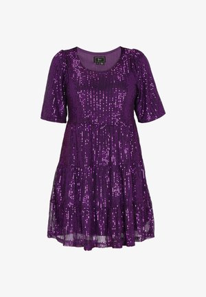 Lila flitteres ruha kerek nyakkivágással, rövid puffszárnyakkal és lépcsős szoknyadizájnnal. Fényes, textúrált felülettel rendelkezik.