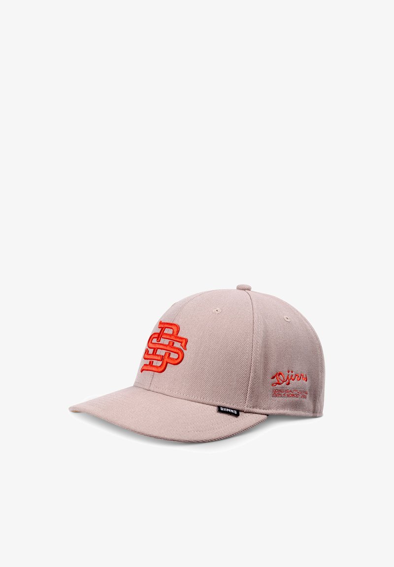 Casquette de baseball beige avec logo brodé rouge "DSP" à l'avant et texte "Djinns" sur le côté, dotée d'une visière incurvée et d'une étiquette en tissu.