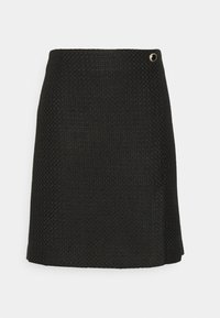 Falda negra tejida con acabado texturizado, que presenta una abertura lateral y un detalle metálico en la cintura, ofreciendo una forma estructurada en línea A.