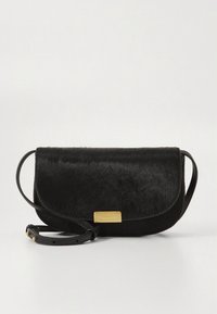 Sort håndtaske med glat pelsstruktur, buet klaplukning, guldfarvede metaldele og en aftagelig rem. Kompakt rektangulær form.