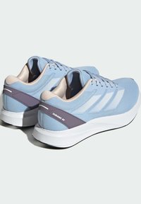 Paire de chaussures de running bleu clair et gris avec semelles et lacets blancs, en tissu mesh et texte "Duramo RC" sur le talon.