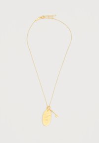 Λεπτό χρυσό κολιέ με αλυσίδα, με οβάλ ταμπελάκι όπου είναι χαραγμένο "COUVENT SAINT MICHEL ACADEMY 98" και μικρό κλειδί ως γούρι κρεμασμένο δίπλα του.