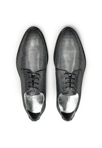 Chaussures habillées à lacets noires et argentées avec un motif texturé à pois, bout arrondi et accents métalliques lisses au talon et à la languette.