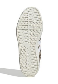 Tan- och brunt leopardmönster på sneakersula med vit tre-stripig logotyp och texturerad gummisul för grepp.