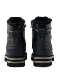 Sorte læderankelstøvler med blødt sort foer, sidelommer med lynlås og logo på hælen. Har en chunky sål med grå accenter.