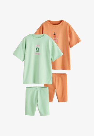 To sæt børne-T-shirts med korte ærmer og matchende shorts, et lysegrønt med kimchi-grafik, et orange med chiliesauceflaske-grafik og teksten "Chillin Out".