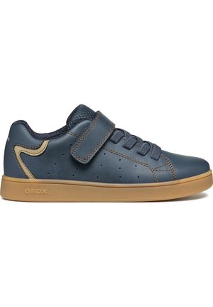 Sneaker in pelle blu con superficie testurizzata, cinturino in velcro e design classico con lacci. Presenta perforazioni e suola in gomma naturale.