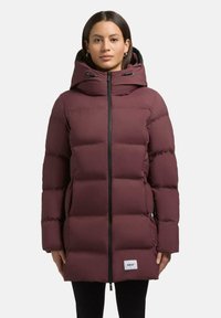 Giubbotto imbottito bordeaux con cappuccio, chiusura a zip e dettagli neri. Presenta un design trapuntato e tasche laterali. Cucitura del logo vicino all'orlo.