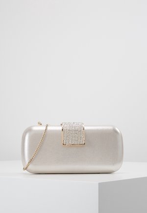 Prostokątny srebrny kopertówka o zaokrąglonych krawędziach, z ozdobnym zapięciem wysadzanym kryształkami oraz cienkim złotym paskiem łańcuszkowym, na białym tle.