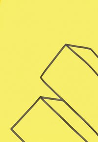 Gul baggrund med fede sorte konturer, der forestiller kantede former og antyder et geometrisk design. Glat tekstur med en lys finish.