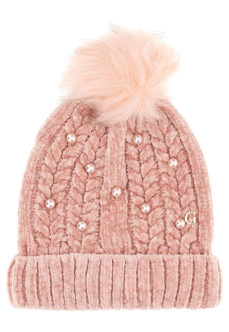 Rožinė megzta kepurė su minkštu pom-pomu, tekstūruota kabelių rašto, dekoratyviniais dirbtiniais perlai ir raukšlėta apykakle su auksiniu logotipo akcentu.