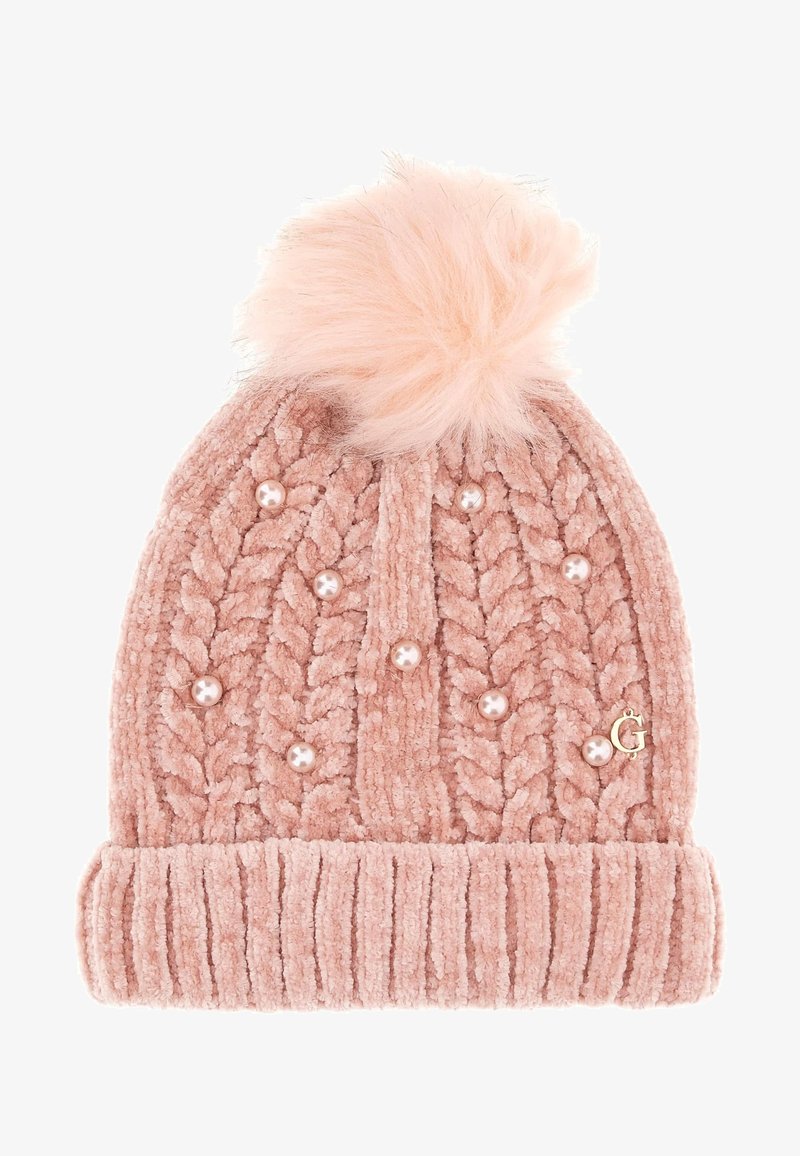 Rožinė megzta kepurė su minkštu pom-pomu, tekstūruota kabelių rašto, dekoratyviniais dirbtiniais perlai ir raukšlėta apykakle su auksiniu logotipo akcentu.