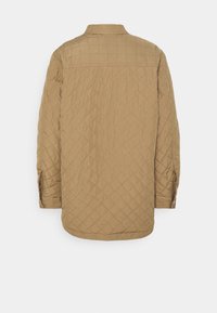 Gequilted jas in tan met een kraag, voorzien van een ruitpatroon en knoopmanchetten. De gestructureerde stof biedt een warme, geïsoleerde uitstraling.