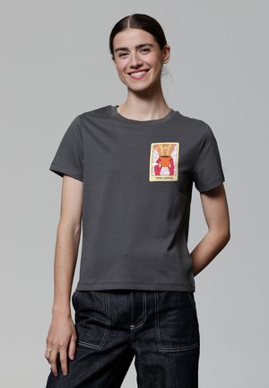 Grijze korte mouwen t-shirt van katoen met een grafische print van een koffiekopje op de linkerkant van de borst. Rechte zoom.