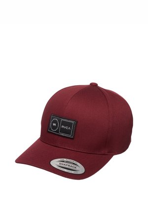 Bordowa czapka snapback z zakrzywionym daszkiem i czarną, prostokątną naszywką z logo RVCA na przednim panelu.