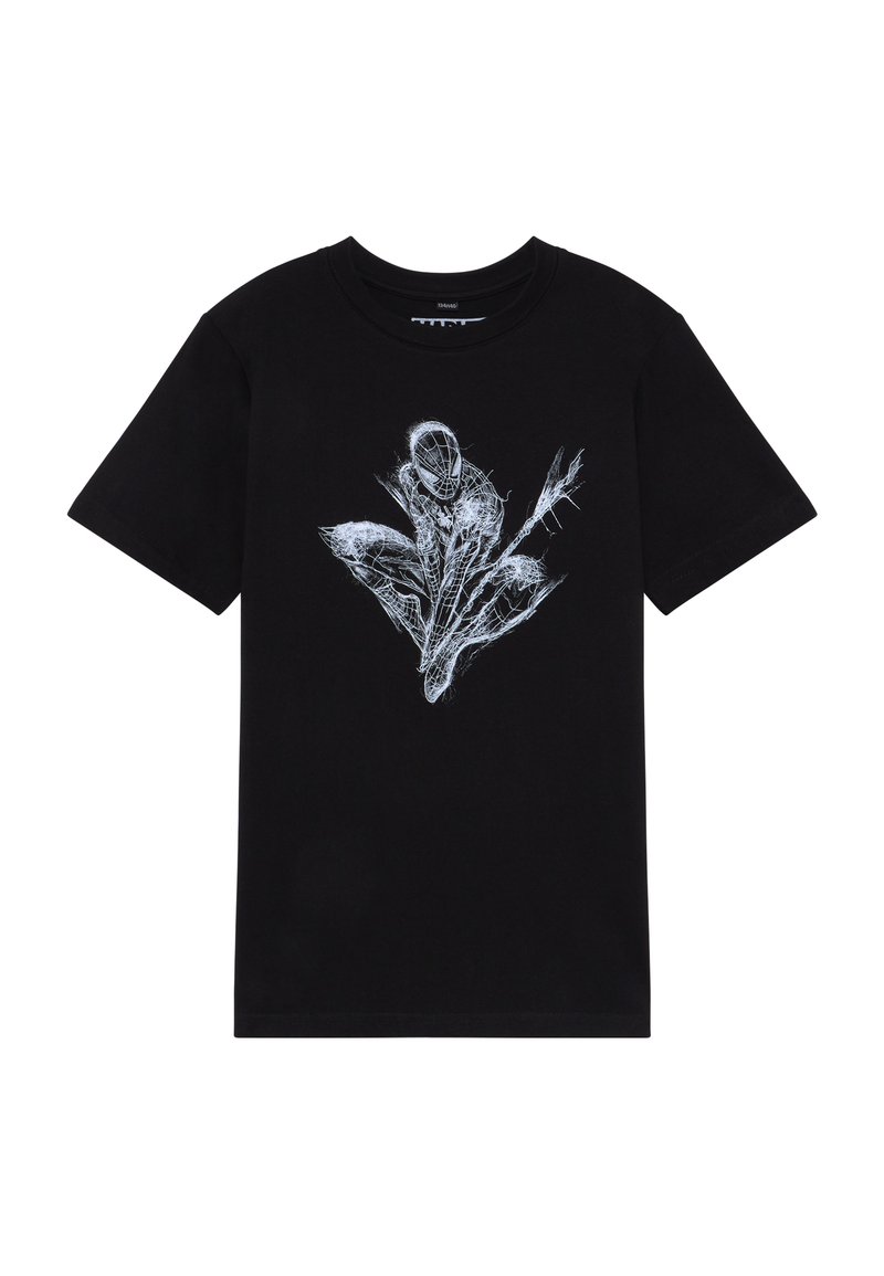Melna kokvilnas T-krekls ar baltu grafisku dizainu, attēlojot stilizētu figūru starp augu motīviem, īsām piedurknēm un apaļu kakla izgriezumu.