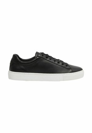 Zwarte leren sneakers met een ronde neus, minimalistisch ontwerp, zes vetergaatjes en een witte rubberen zool. Soepele textuur zonder patronen.