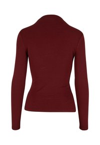 Burgundská dlouhá rukávová blůza s přiléhavým střihem, která má kulatý límec a hladký, elastický materiál. Minimalistická a jednobarevná.