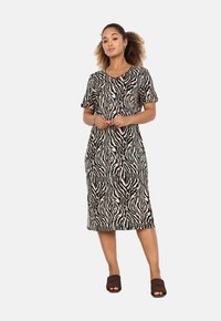 Kurzes Kleid mit Halbarm, das ein schwarz-beiges Zebra-Muster aufweist, aus weichem Stoff gefertigt ist und einen rundem Ausschnitt sowie eine entspannte Passform hat.