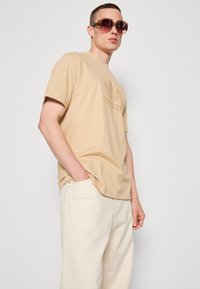 adidas Originals MONOGRAM - T-shirt con stampa - magic beige