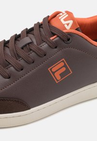 Fila COURTBAY - Zapatillas - coffee bean/sable