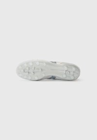 Semelle de chaussure de sport blanche et texturée, avec des picots surélevés proéminents pour une meilleure adhérence ; design élégant avec des accents bleus subtils et des contours sur la surface.