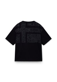 Černé tričko s texturovaným, vzorovaným designem v odstínech šedé na zadní straně. Krátké rukávy a klasický kulatý výstřih.