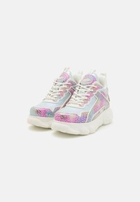 Des baskets chunky multicolores présentent une base blanche avec des accents irisés en rose et bleu, des motifs texturés et des semelles en caoutchouc épaisses.