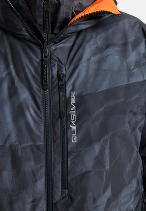 Černá zateplená bunda s krčenou texturou, s kapucí s kontrastním oranžovým vnitřkem a dvěma předními kapsami se zipem.