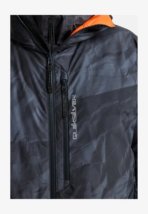 Černá zateplená bunda s krčenou texturou, s kapucí s kontrastním oranžovým vnitřkem a dvěma předními kapsami se zipem.