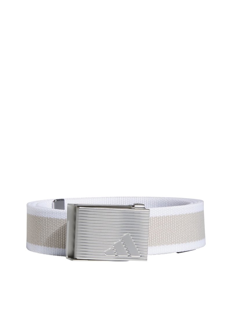 Ceinture tissée blanche avec une bande beige et une boucle rectangulaire en métal argenté présentant des rainures horizontales et un logo en relief.