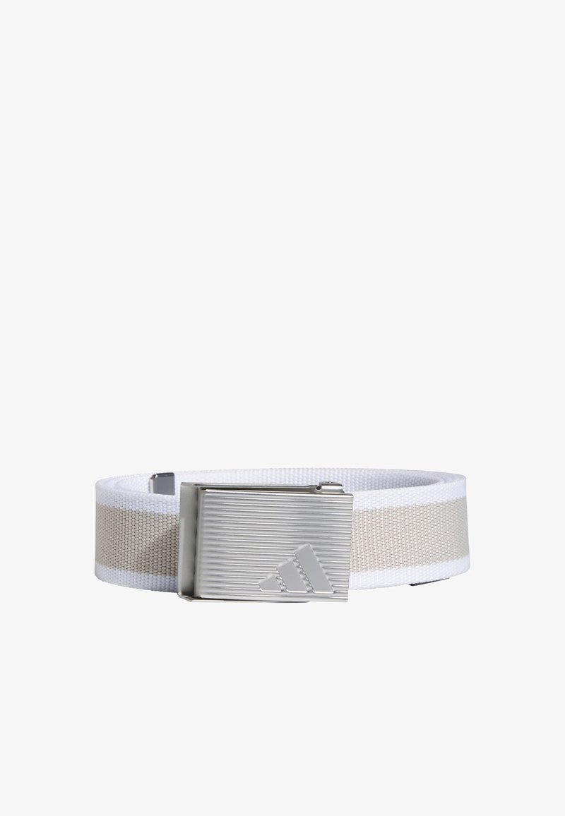 Ceinture tissée blanche avec une bande beige et une boucle rectangulaire en métal argenté présentant des rainures horizontales et un logo en relief.