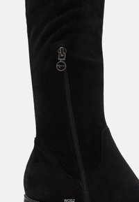Schwarze Wildleder-Stiefel in Knielänge mit seitlichem Reißverschluss und runder Zehenform. Verfügt über eine glatte Textur und dezente Nähte.