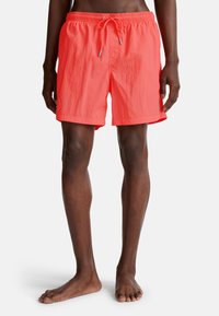 Pantaloni da nuoto color corallo con vita elastica e cordoncino regolabile, realizzati in un tessuto leggero e liscio, con un taglio al ginocchio.