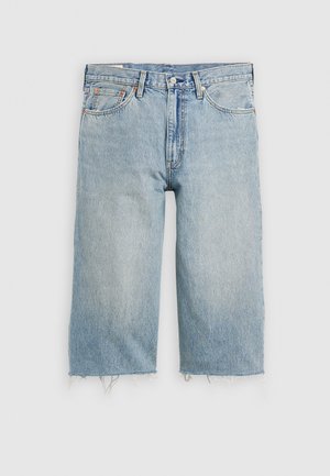 Shorts de ganga azul claro com corte reto, bainha desfiada, design de cinco bolsos e fecho de botão na cintura.