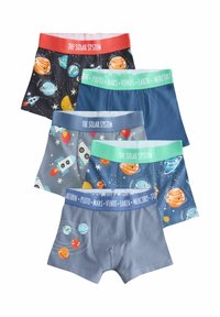 Vier Paare Kinderunterwäsche mit bunten Weltraummotiven, ausgestattet mit elastischen Taillengummis, die mit "Das Sonnensystem" beschriftet sind und Grafiken von Planeten zeigen.