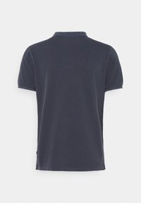 Marineblauw poloshirt met een kraag, korte mouwen en een gladde, zachte textuur. Voorzien van gestikte zomen en een zijlabel.
