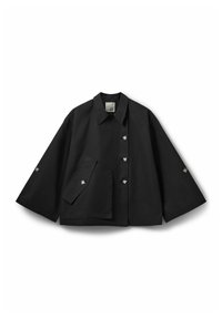 Veste courte noire en tissu lisse, avec un col large, des manches surdimensionnées, une poche avant et des boutons métalliques en accent.