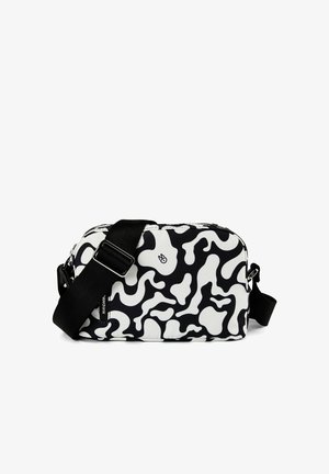 Petit sac bandoulière noir et blanc avec motif camouflage abstrait, sangle noire réglable et petit logo frontal.