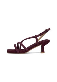 Sandali con tacco in suede bordeaux con multiple cinghie incrociate, punta arrotondata e un tacco basso a blocco con un accento metallico.
