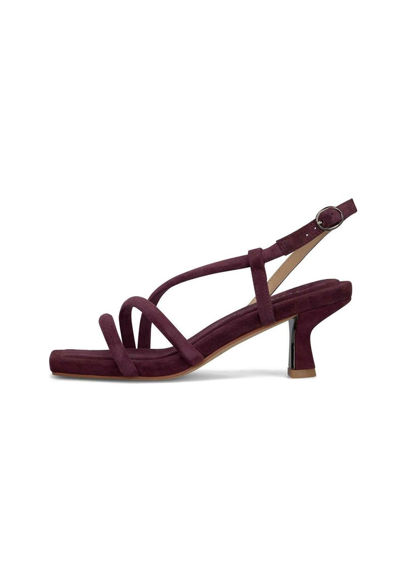 Sandali con tacco in suede bordeaux con multiple cinghie incrociate, punta arrotondata e un tacco basso a blocco con un accento metallico.