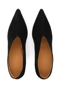 Mustad nubukist kõrge kontsaga kingad avatud külgedega disainiga. Sile tekstuur ja helepruun sisetald. Elegantsed vormid ja minimalistik stiil.