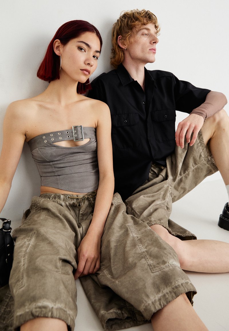 Jaded London WASH PARACHUTE UNISEX - Šortai - stone oil