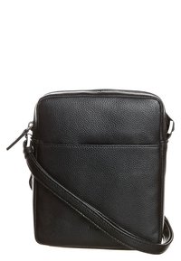Schwarze, genarbte Leder-Crossbody-Tasche mit schmalem, verstellbarem Riemen und oberem Reißverschluss, quadratische Form mit minimalen Nähdetails.