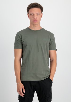 Korte mouwen, olijfgroen t-shirt van zacht materiaal met een ronde hals. Bevat een klein, tonale logo op de linkerborst.