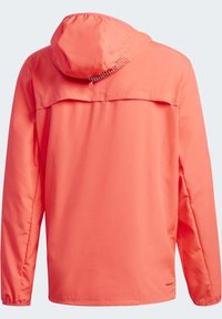 Kirkas korallinvärinen takki, jossa on huppu, sileä pinta ja joustavat hihansuut. Takissa on selkäventtiili ja logo helman kohdalla, mikä korostaa toiminnallista muotoilua.